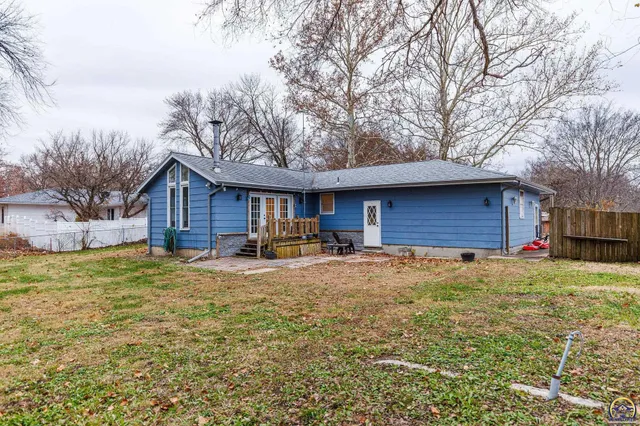 $220,000 | 102 Navarre Street, Rossville, KS 66533