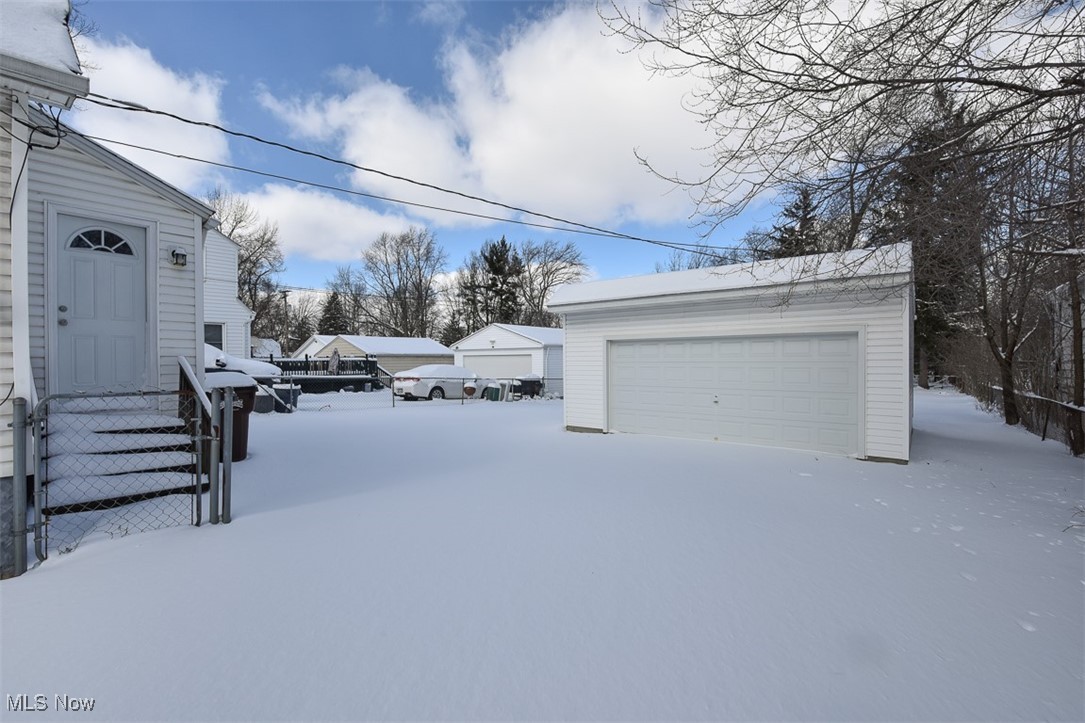5004 Snow Road Cleveland, OH 44134 - Photo 2 of 39