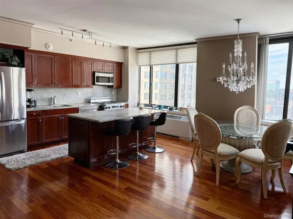 $949,900 | 10 City Place, Unit 16E, White Plains, NY 10601