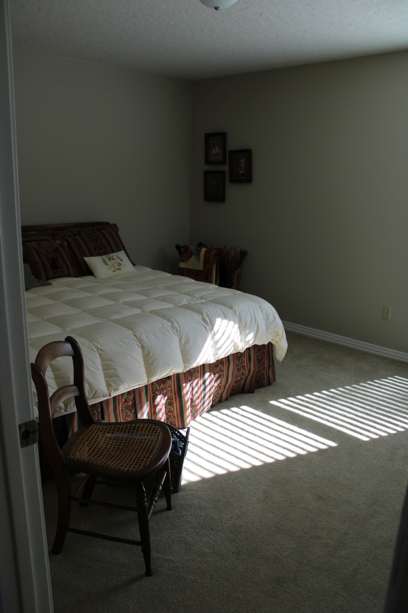 229 Oakland Drive Sparta, TN 38583 - Photo 20 of 26 a bedroom with a bed and a dresser