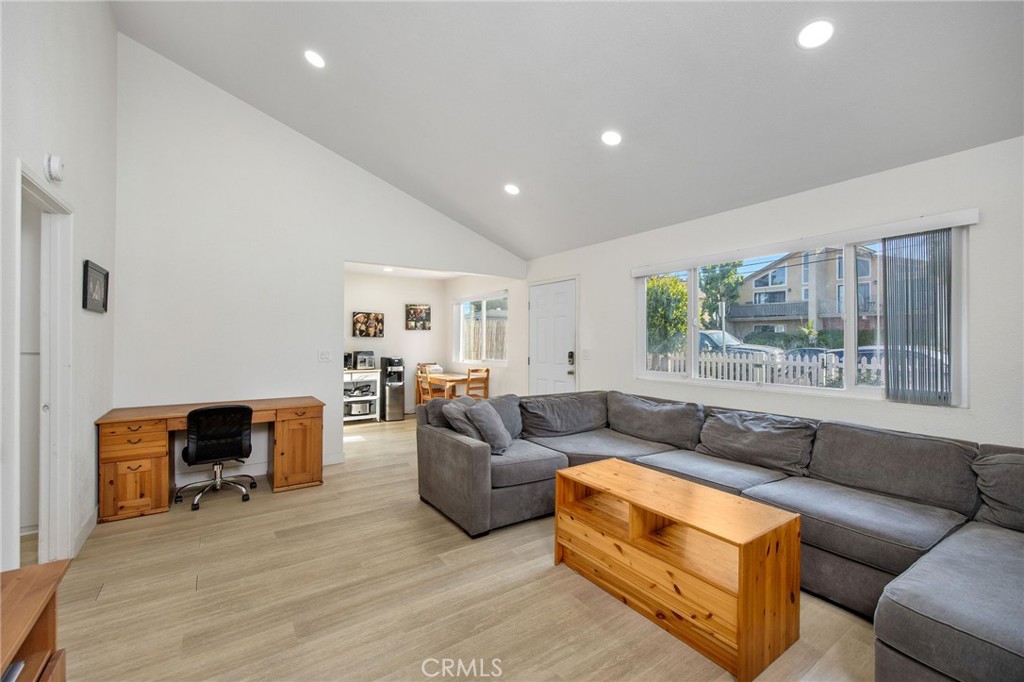 204 Springfield Avenue Huntington Beach, CA 92648 - Photo 20 of 40 Unit B - Living Room