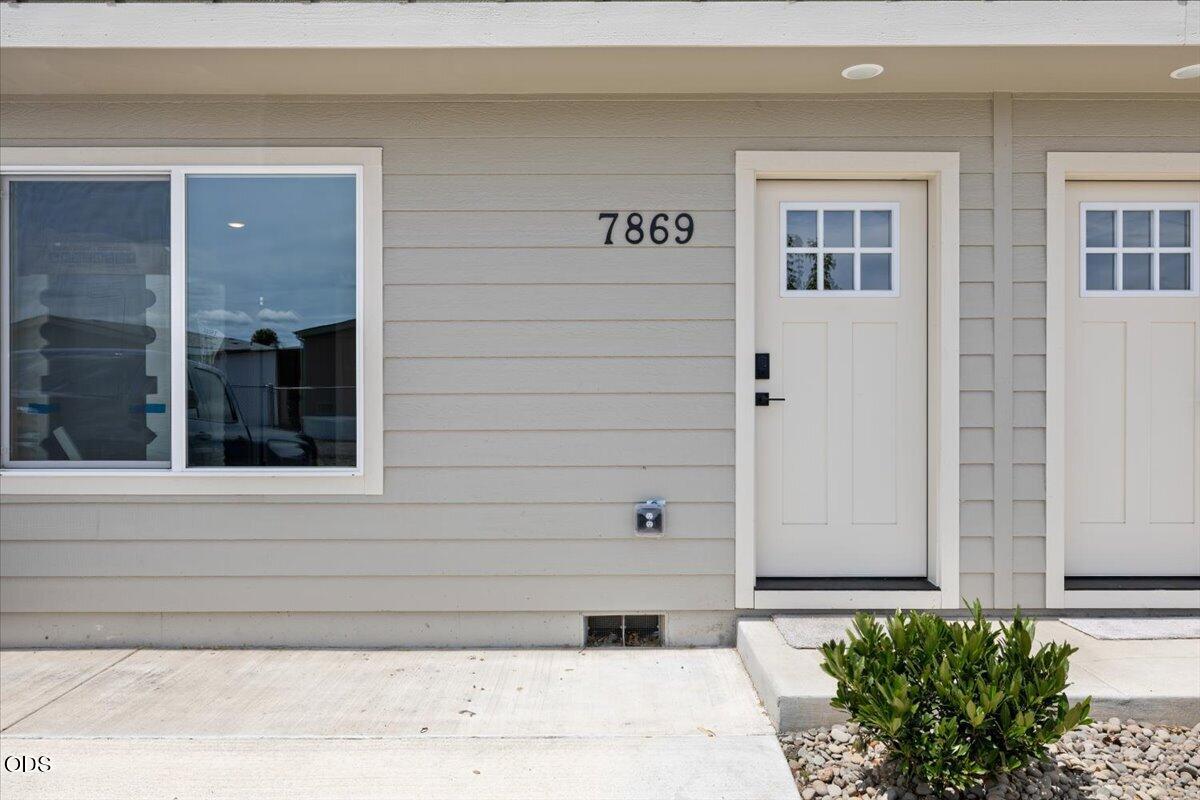 7869 Houston Loop White City, OR 97503 - Photo 2 of 15 a view of entrance