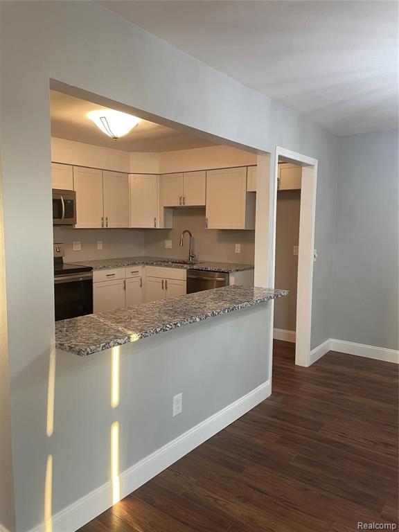 2027 Klingensmith Road, Unit 104 Bloomfield Hills, MI 48302 - Photo 1 of 20