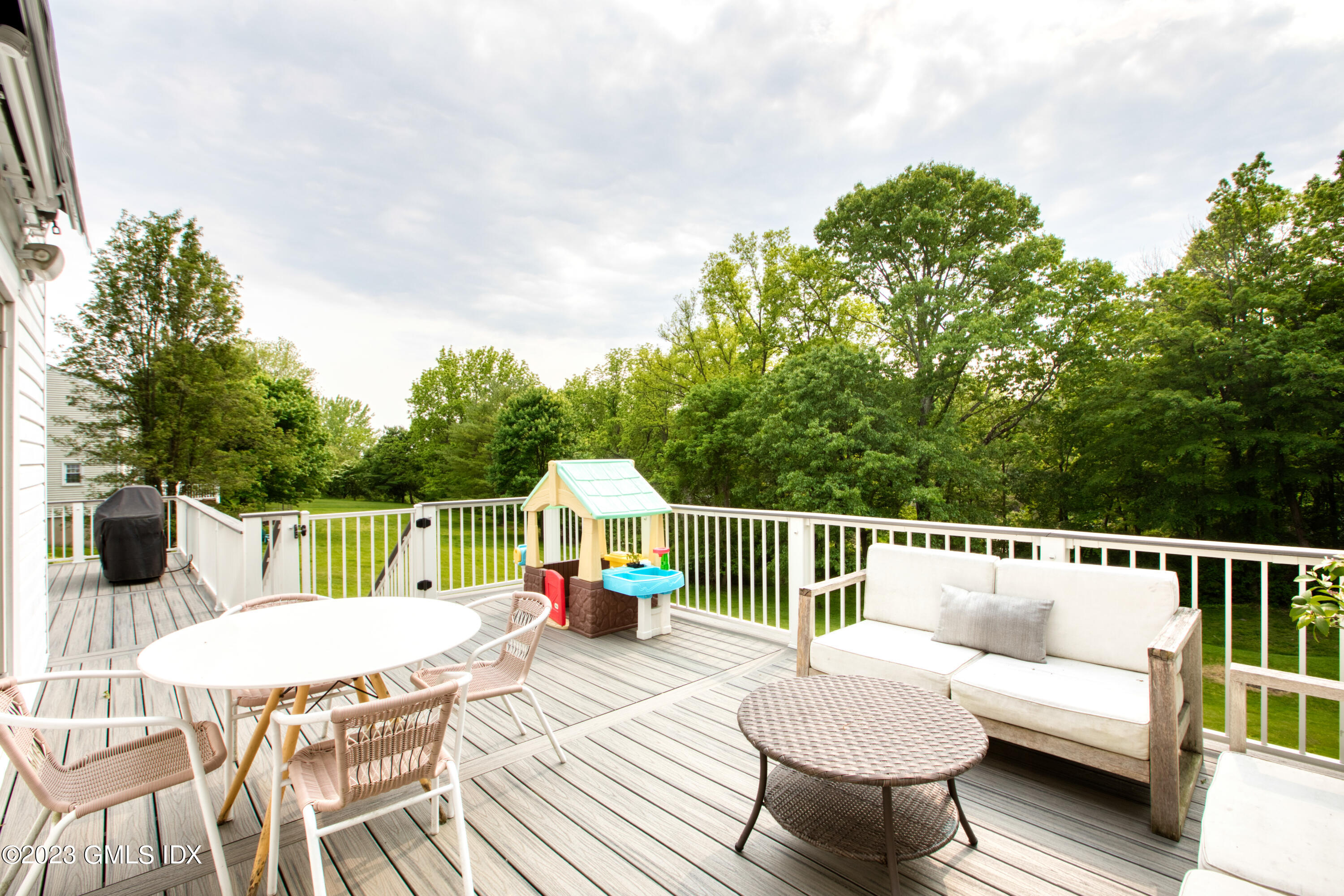 340 Webbs Hill Road Stamford, CT 06903 - Photo 17 of 36