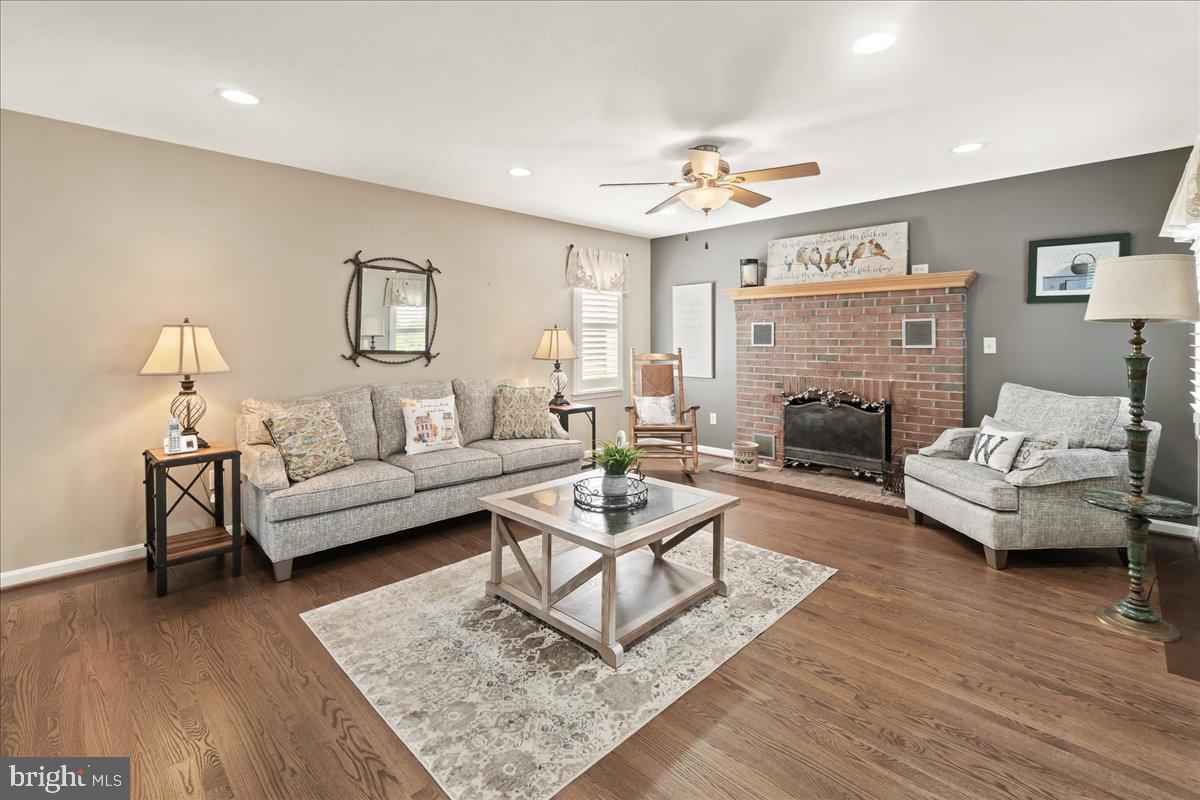 28620 Clarksburg Road Damascus, MD 20872 - Photo 13 of 79 Wood Floors with custom detailing!