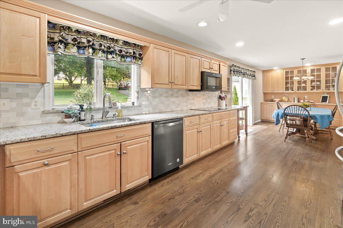 28620 Clarksburg Road Damascus, MD 20872 - Photo 16 of 79 Stunning Kitchen ! Granite! Stainless Steel!
