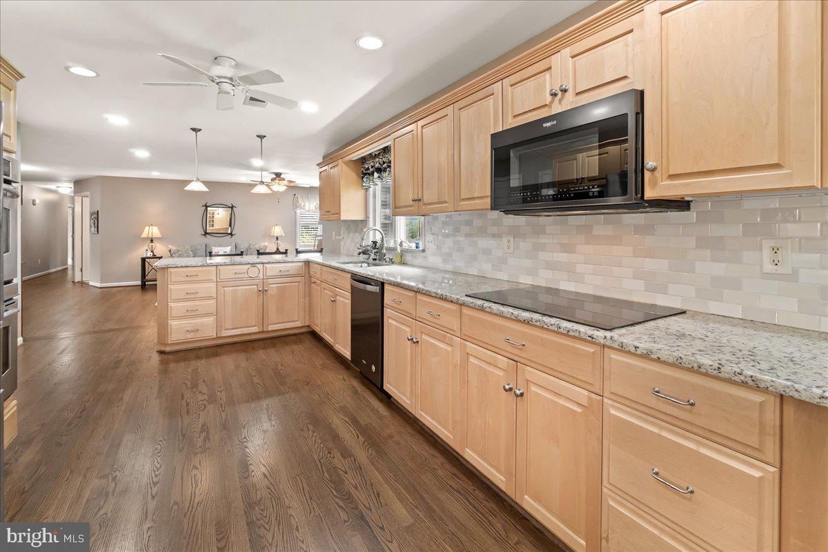 28620 Clarksburg Road Damascus, MD 20872 - Photo 18 of 79 Stunning Kitchen ! Granite! Stainless Steel!