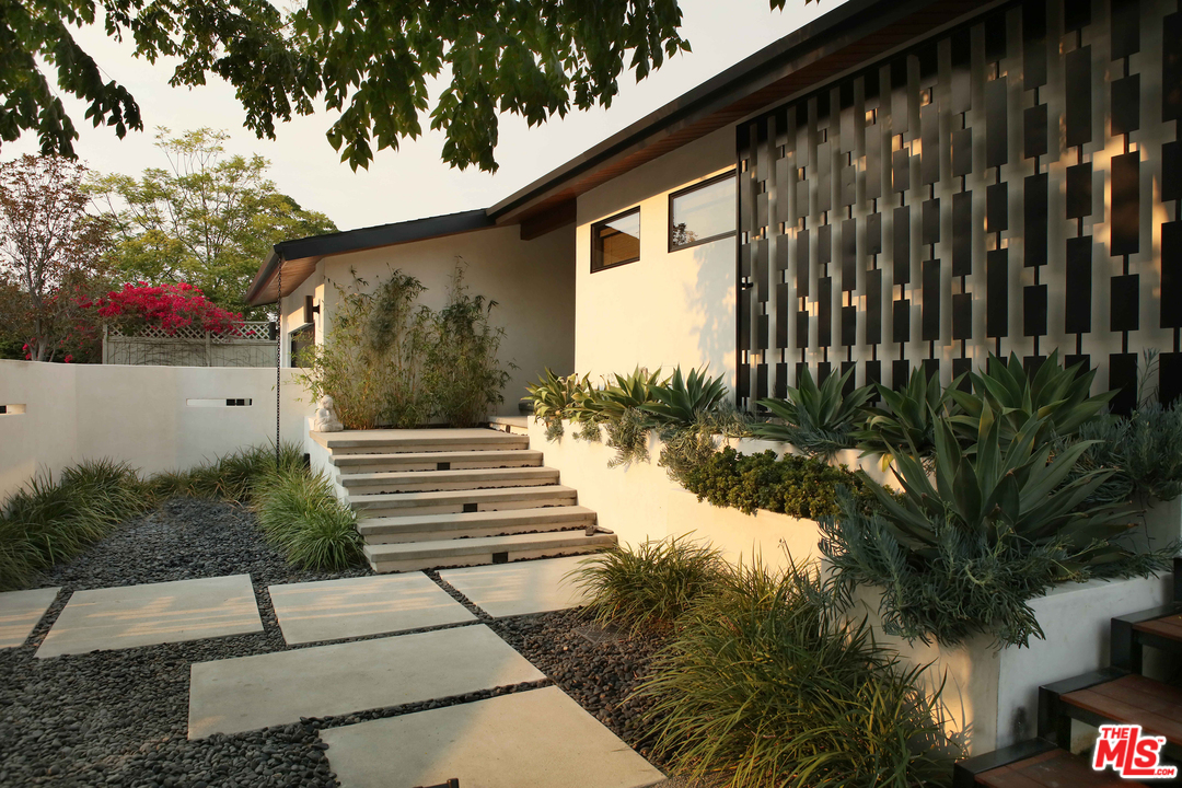 2652 Byron Place Los Angeles, CA 90046 - Photo 2 of 15 a view of a backyard with plants