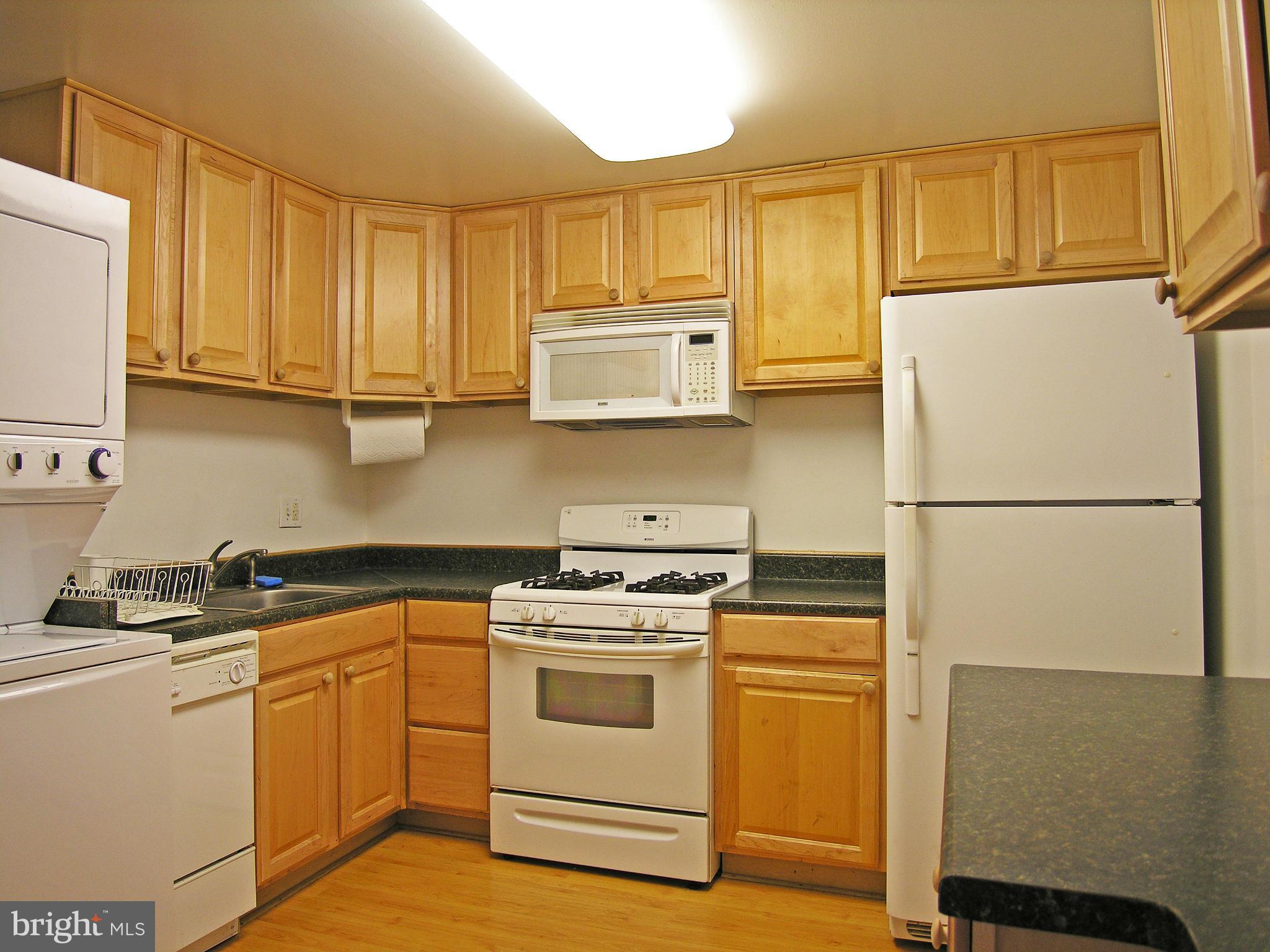 Kitchen, Washer/Dryer