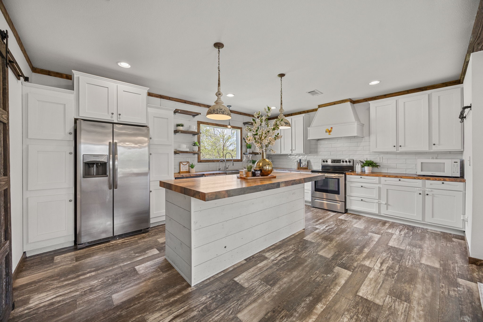 12708 28th Street Santa Fe, TX 77510 - Photo 8 of 29 a large kitchen with granite countertop a large counter top stainless steel appliances and cabinets
