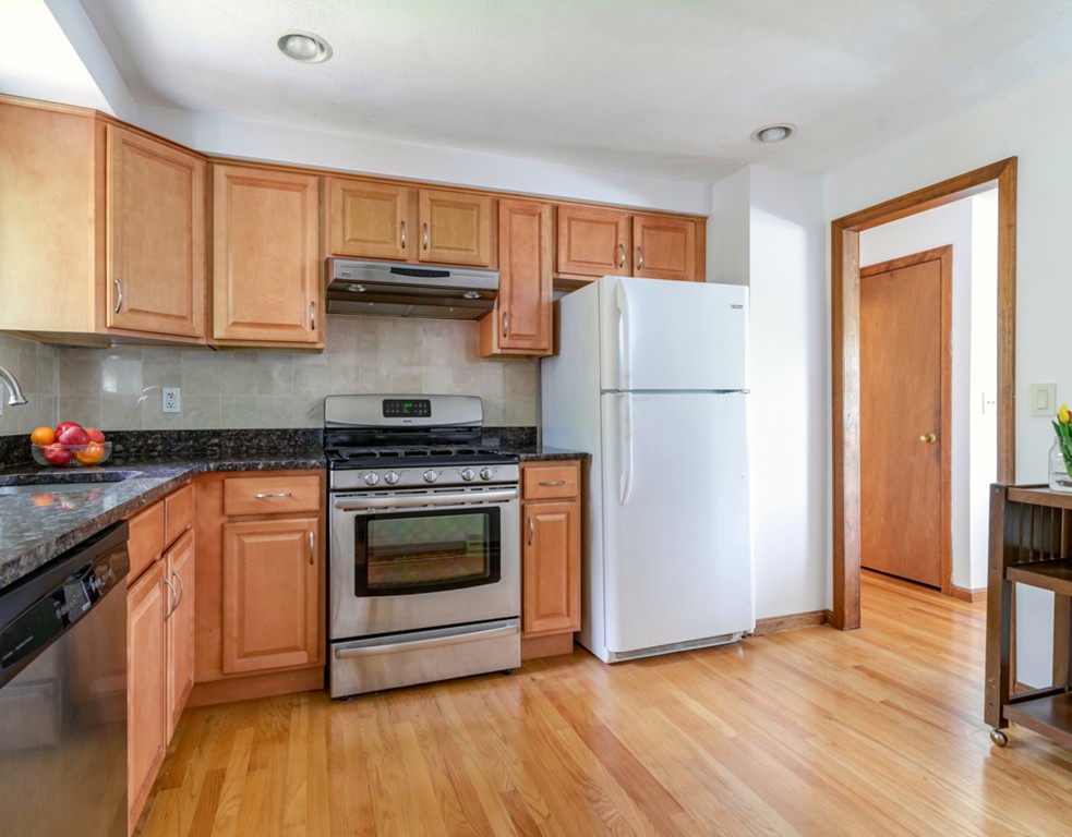 43 Dunster Road Bedford, MA 01730 - Photo 8 of 18 Gallery Image 8
