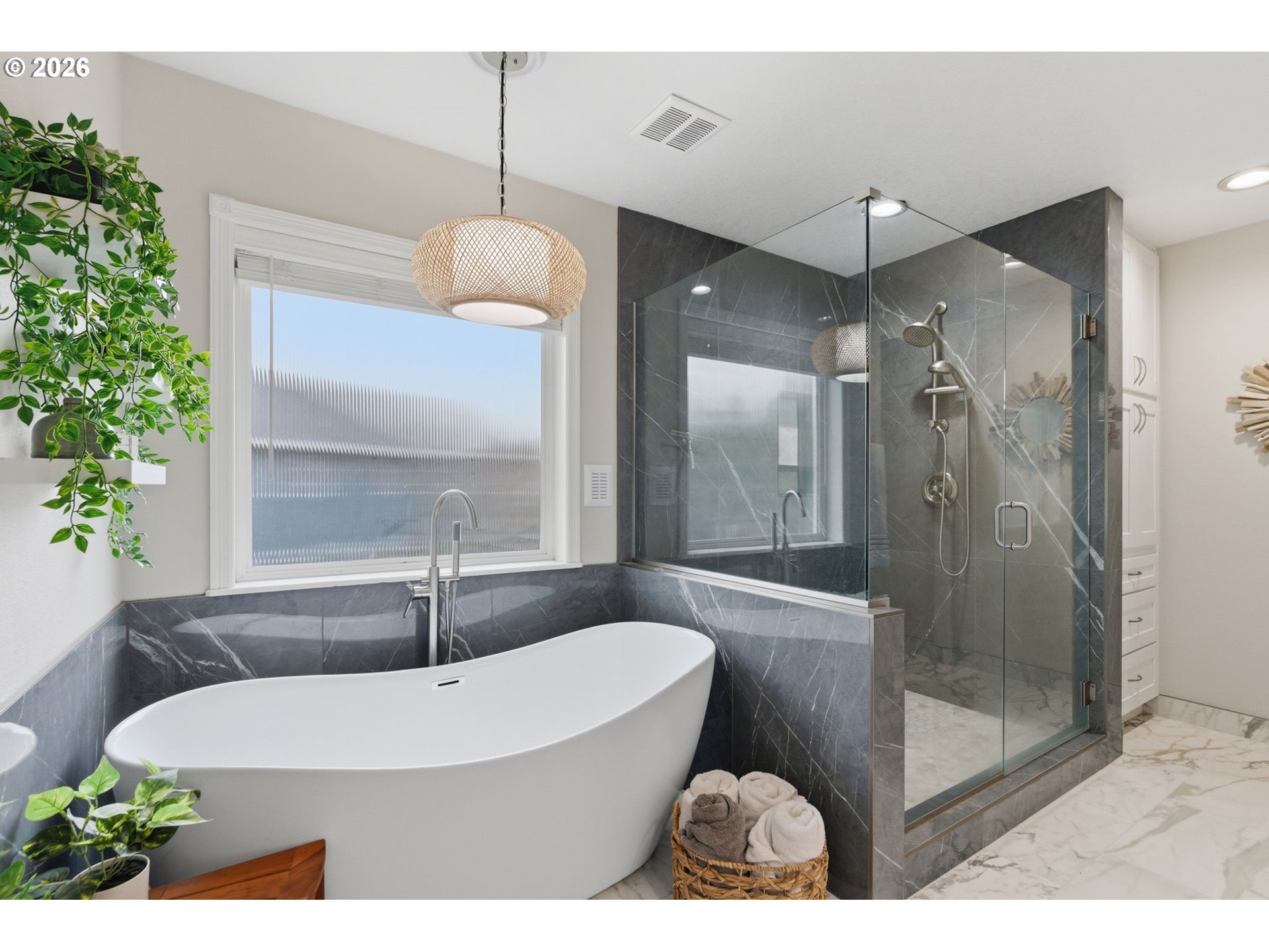 350 Southwest 37th Terrace Gresham, OR 97080 - Photo 16 of 30 Owner's Suite Bathroom