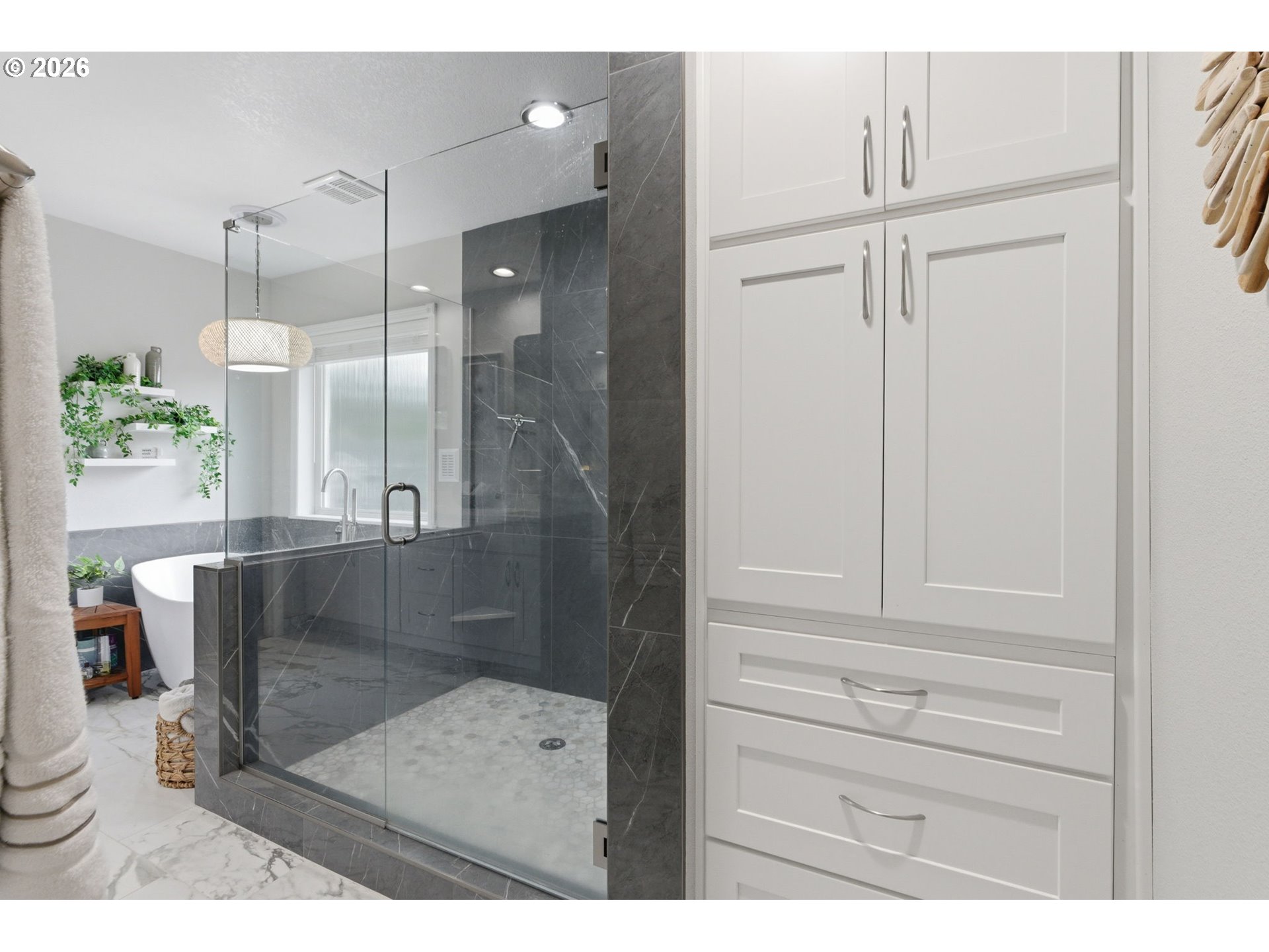 350 Southwest 37th Terrace Gresham, OR 97080 - Photo 17 of 30 Owner's Suite Bathroom