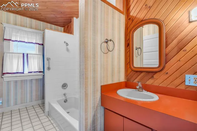 a view of utility room