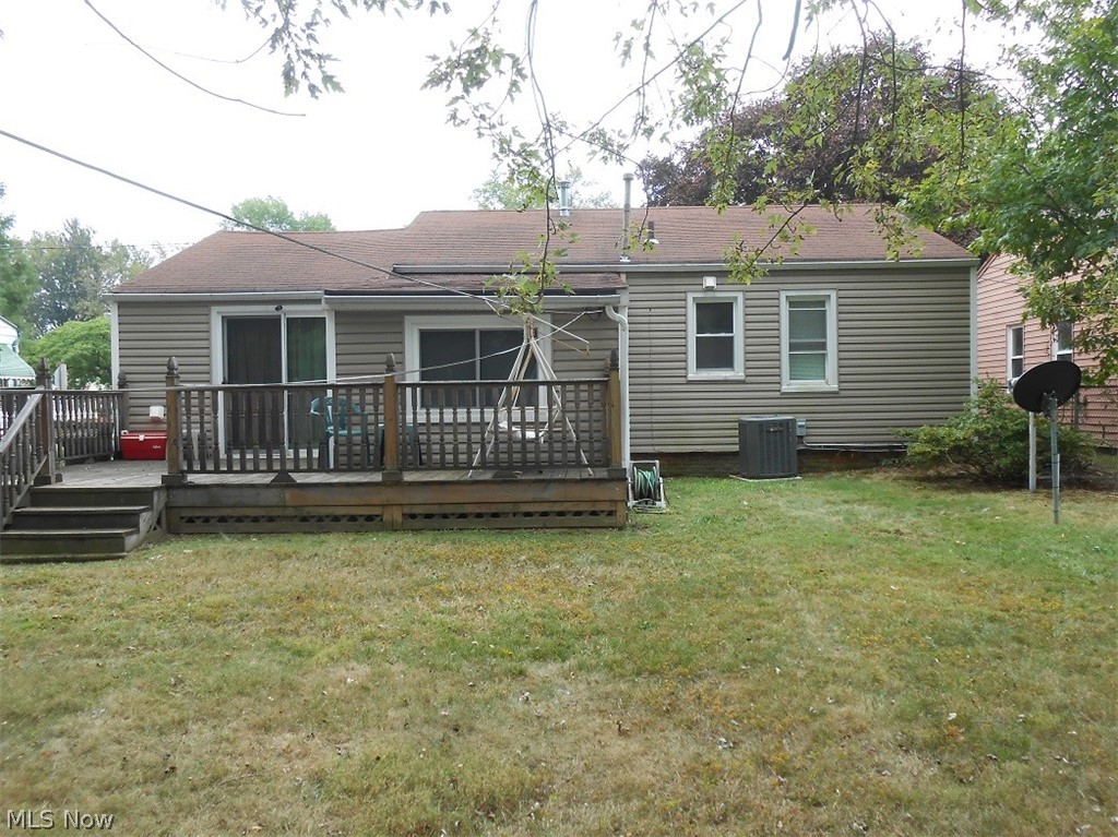 2015 North Green Road Cleveland, OH 44121 - Photo 4 of 21