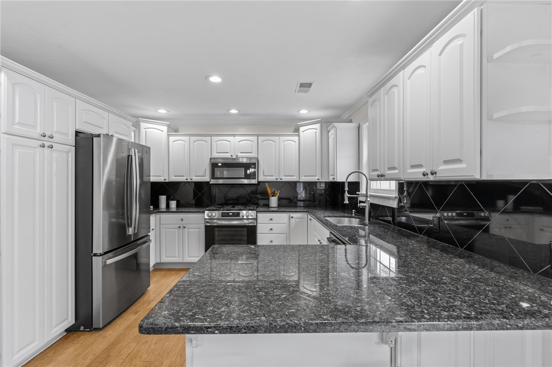 70 Foddering Farm Road Narragansett, RI 02882 - Photo 14 of 45 Kitchen