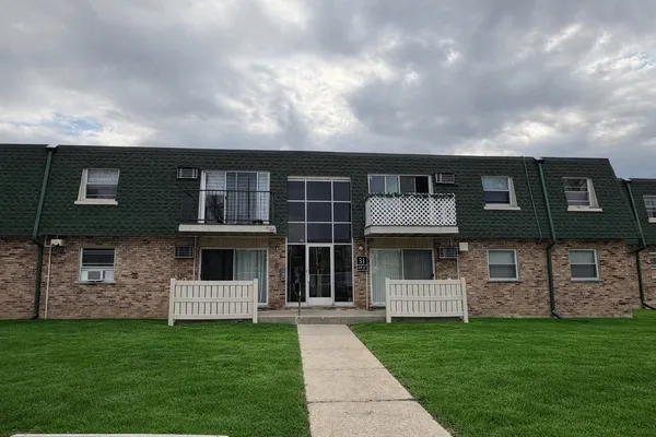 $150,000 | 10037 Walnut Terrace, Unit 312, Palos Hills, IL 60465