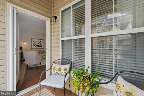 $425,000 | 5108 Donovan Drive, Unit 305, Alexandria, VA 22304