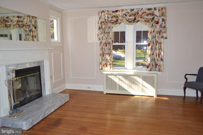 29 Overbrook Road Catonsville, MD 21228 - Photo 15 of 20 Living Room