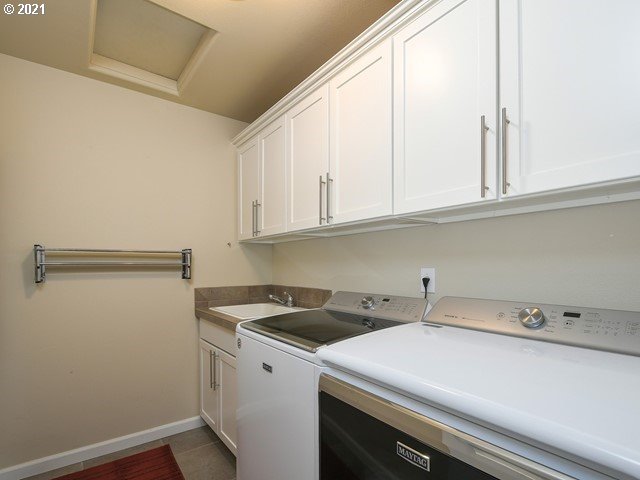 1663 South 14th Circle Ridgefield, WA 98642 - Photo 20 of 29 a utility room with dryer and washer