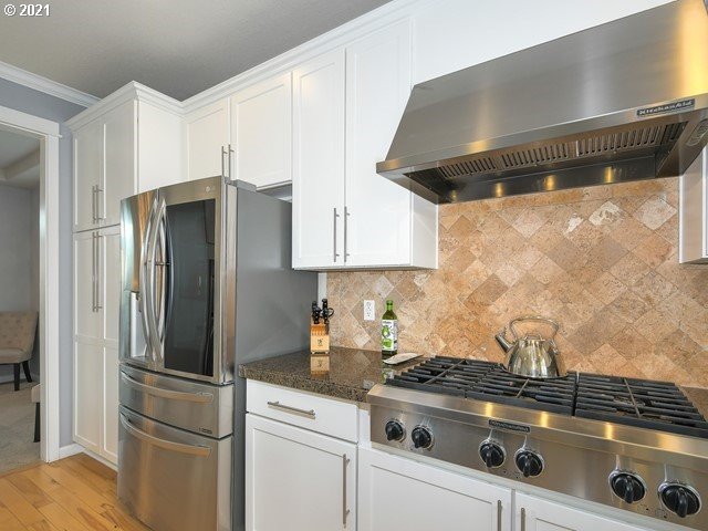 1663 South 14th Circle Ridgefield, WA 98642 - Photo 7 of 29 a stove top oven sitting inside of a kitchen