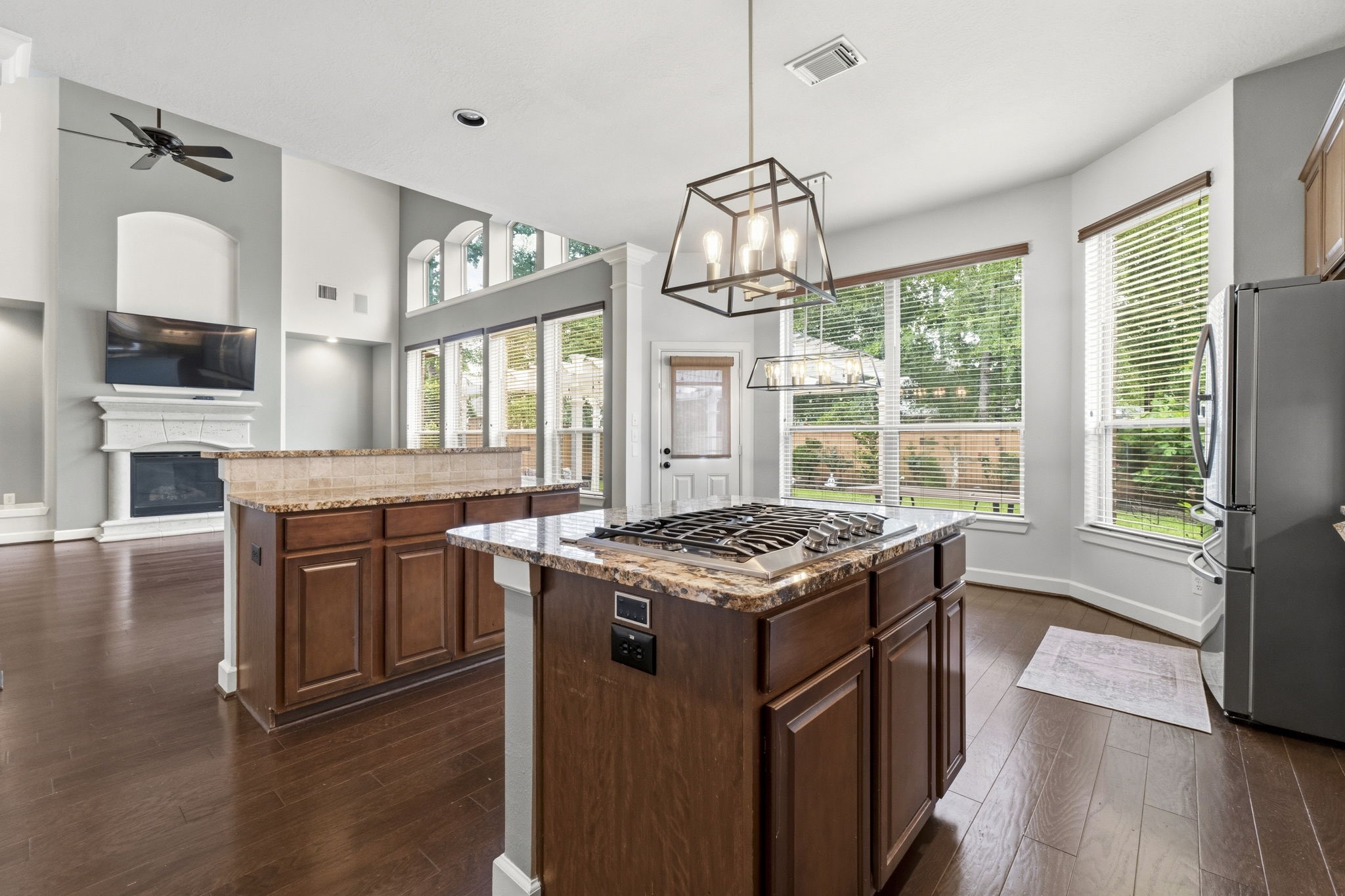 27 North Arrow Canyon Circle The Woodlands, TX 77389 - Photo 10 of 37