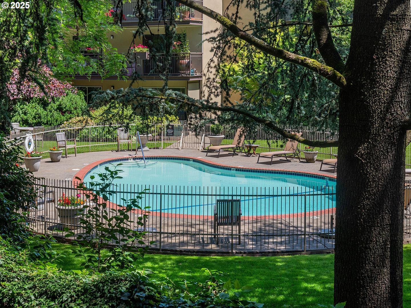 2393 Southwest Park Place, Unit 113 Portland, OR 97205 - Photo 31 of 46