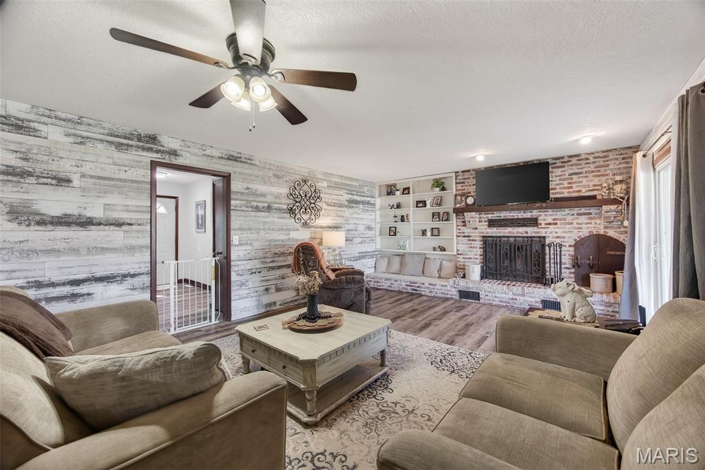 22762 Post Oak Lebanon, MO 65536 - Photo 4 of 41