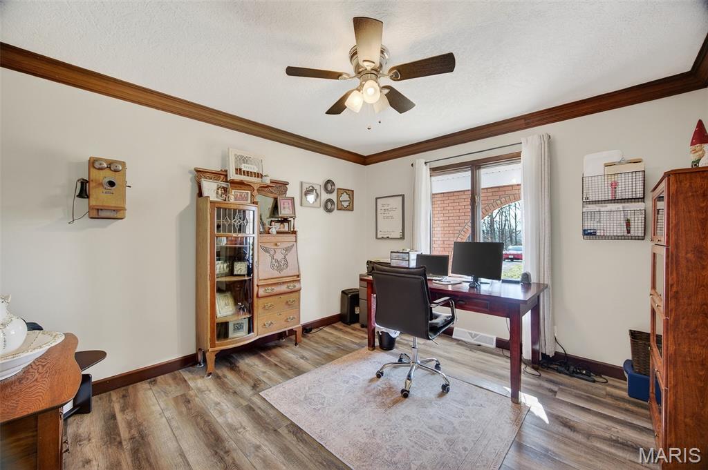 22762 Post Oak Lebanon, MO 65536 - Photo 8 of 41