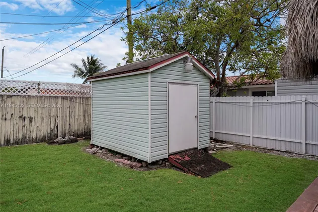 a view of a house with backyard and garden