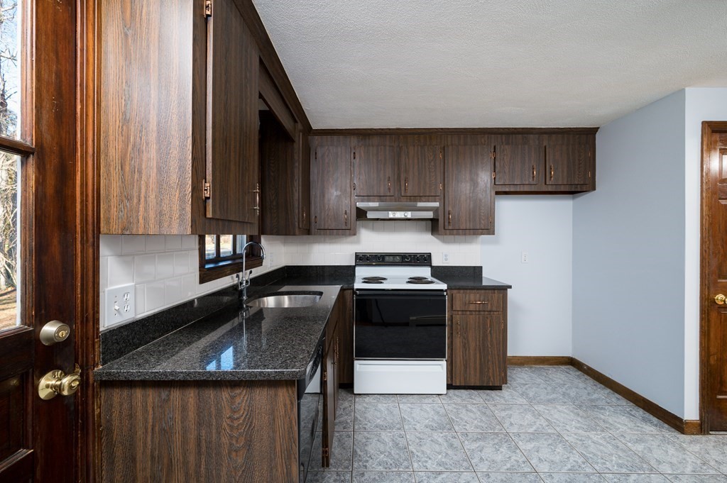 9 Country Road Hanover, MA 02339 - Photo 4 of 34