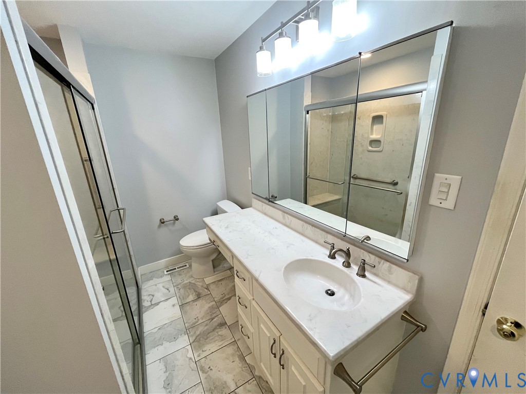 10224 Raintree Commons Lane Henrico, VA 23238 - Photo 19 of 35 Primary en suite Bathroom