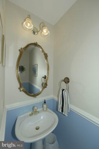 8376 Kings Heights Road Ellicott City, MD 21043 - Photo 13 of 28 Powder Room