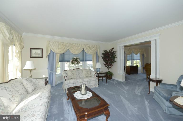 8376 Kings Heights Road Ellicott City, MD 21043 - Photo 3 of 28 Living Room