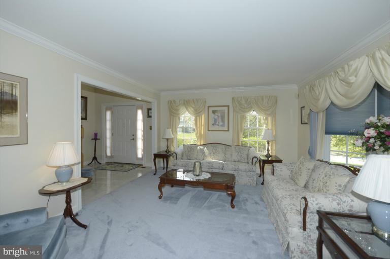 8376 Kings Heights Road Ellicott City, MD 21043 - Photo 4 of 28 Living Room