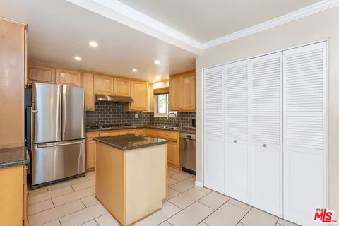 $8,250 | 910 19th Street, Unit 111, Santa Monica, CA 90403