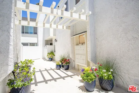 $8,250 | 910 19th Street, Unit 111, Santa Monica, CA 90403