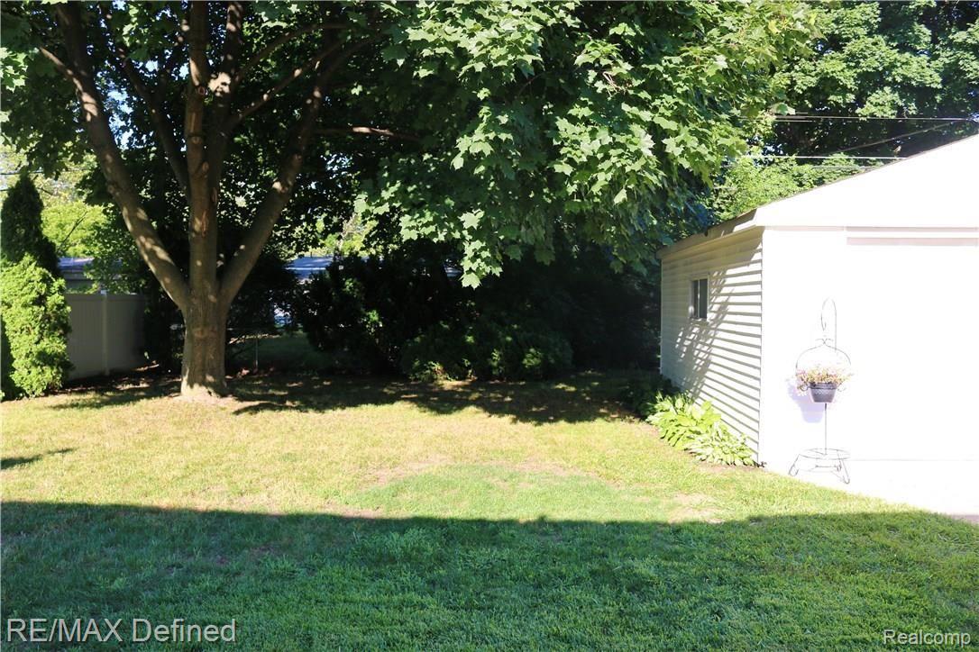 17342 Rougeway Street Livonia, MI 48152 - Photo 18 of 18 Shady back yard