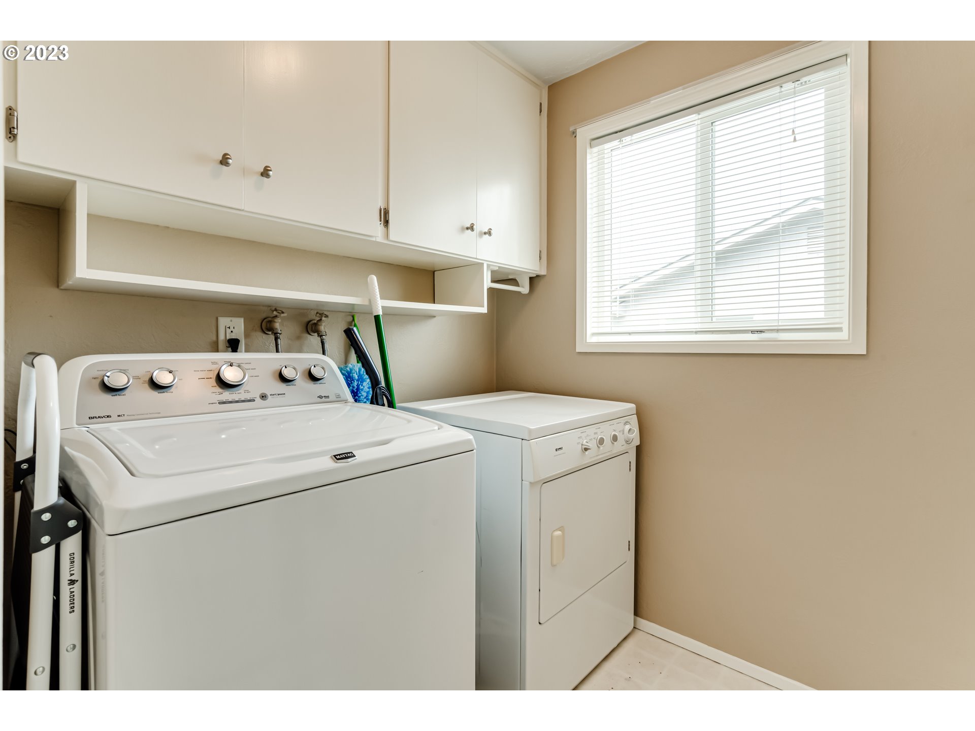 2407 17th Street Springfield, OR 97477 - Photo 30 of 40 a utility room with dryer and washer