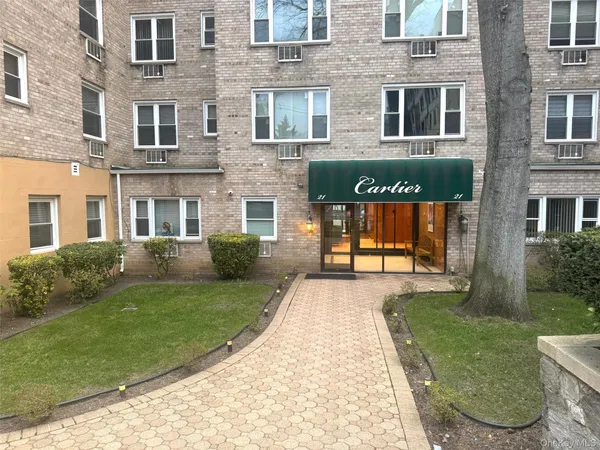 $545,000 | 21 Bond Street, Unit 3A, Great Neck, NY 11021