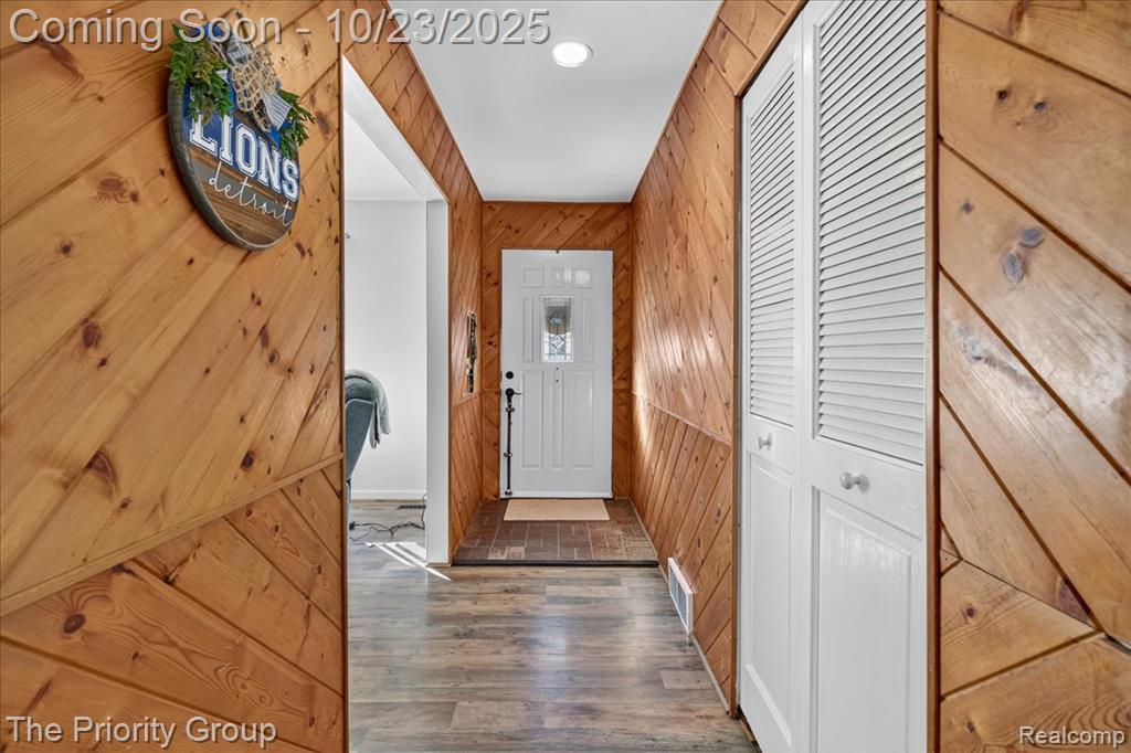 4700 Siebert Road Waterford, MI 48328 - Photo 5 of 42 Gallery Image 5