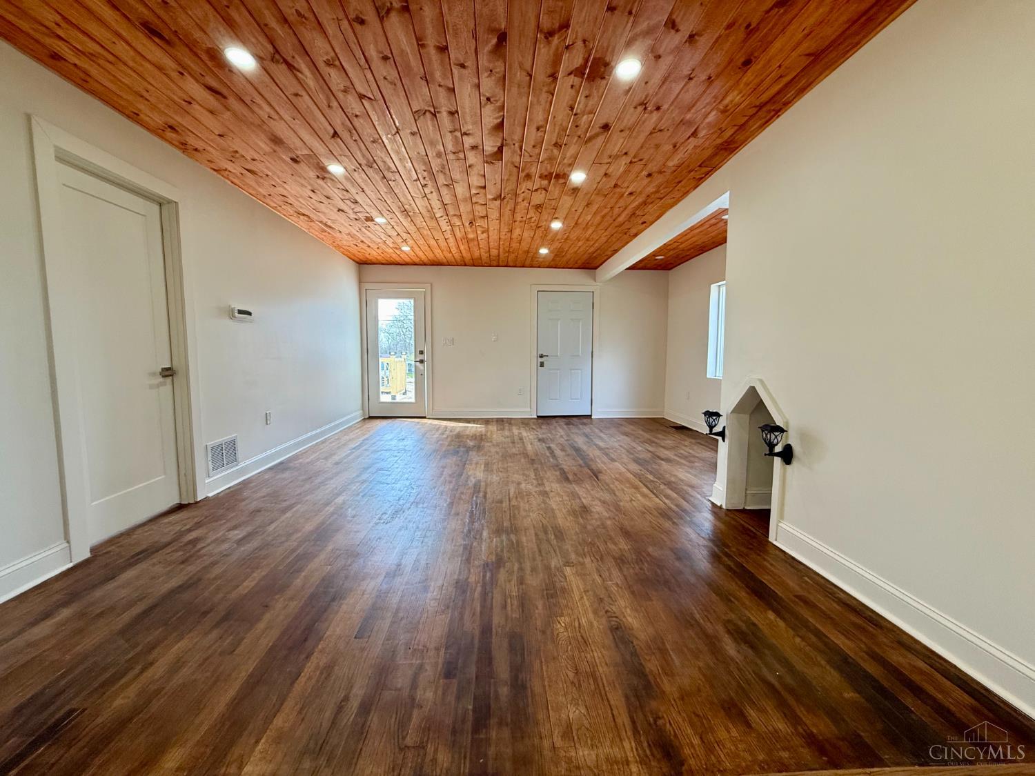 1038 Davis Road Hamilton, OH 45013 - Photo 3 of 42
