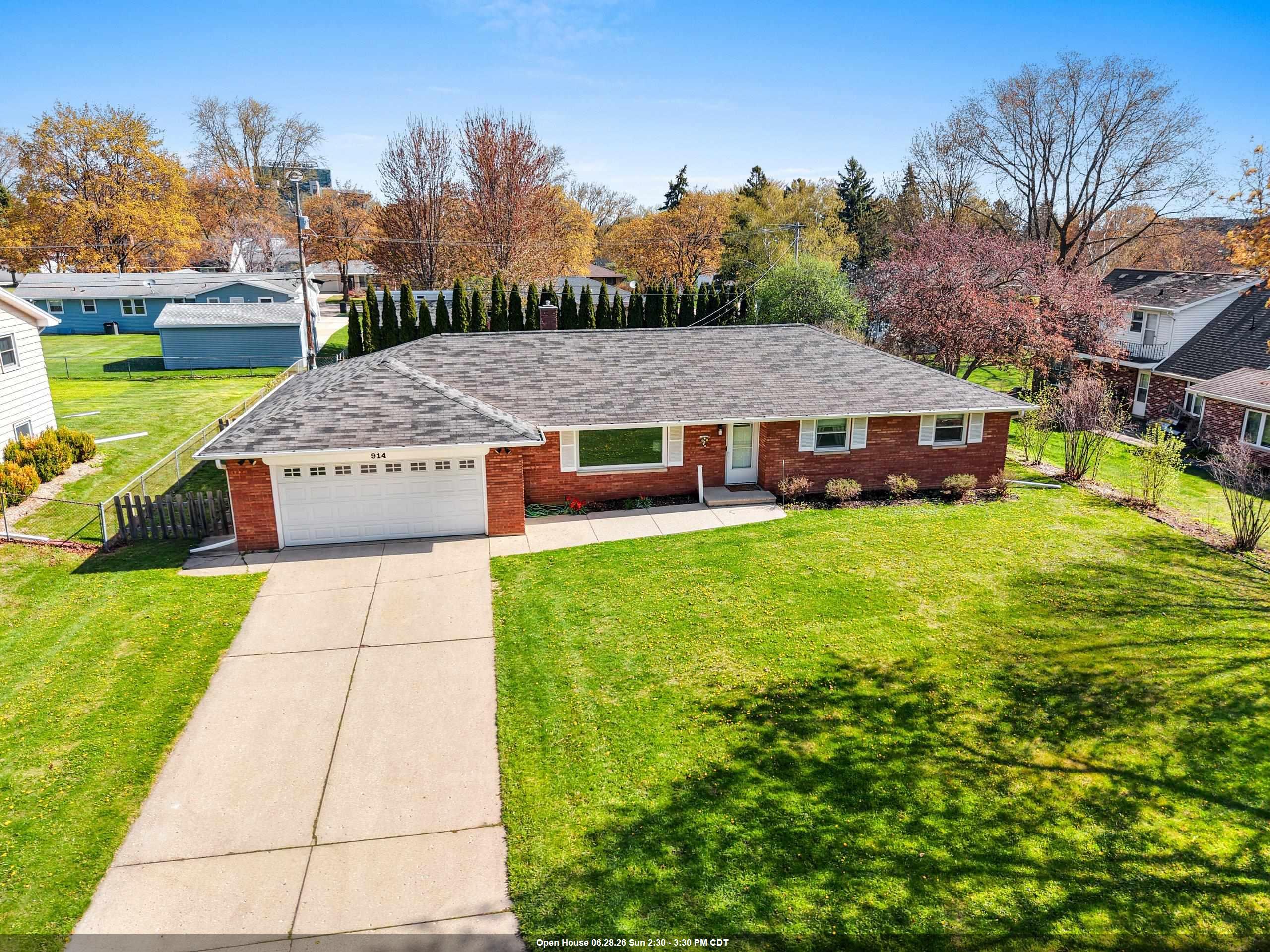 914 Rasmussen Place Green Bay, WI 54304 - Photo 1 of 43