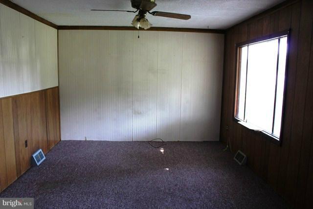 14711 Bottom Road Williamsport, MD 21795 - Photo 3 of 11 Living Room