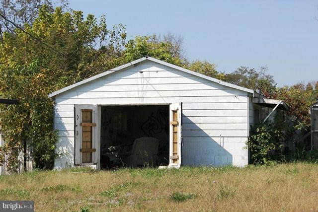14711 Bottom Road Williamsport, MD 21795 - Photo 7 of 11 Exterior (Garage)