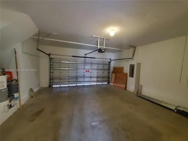 a view of empty room with a ceiling fan
