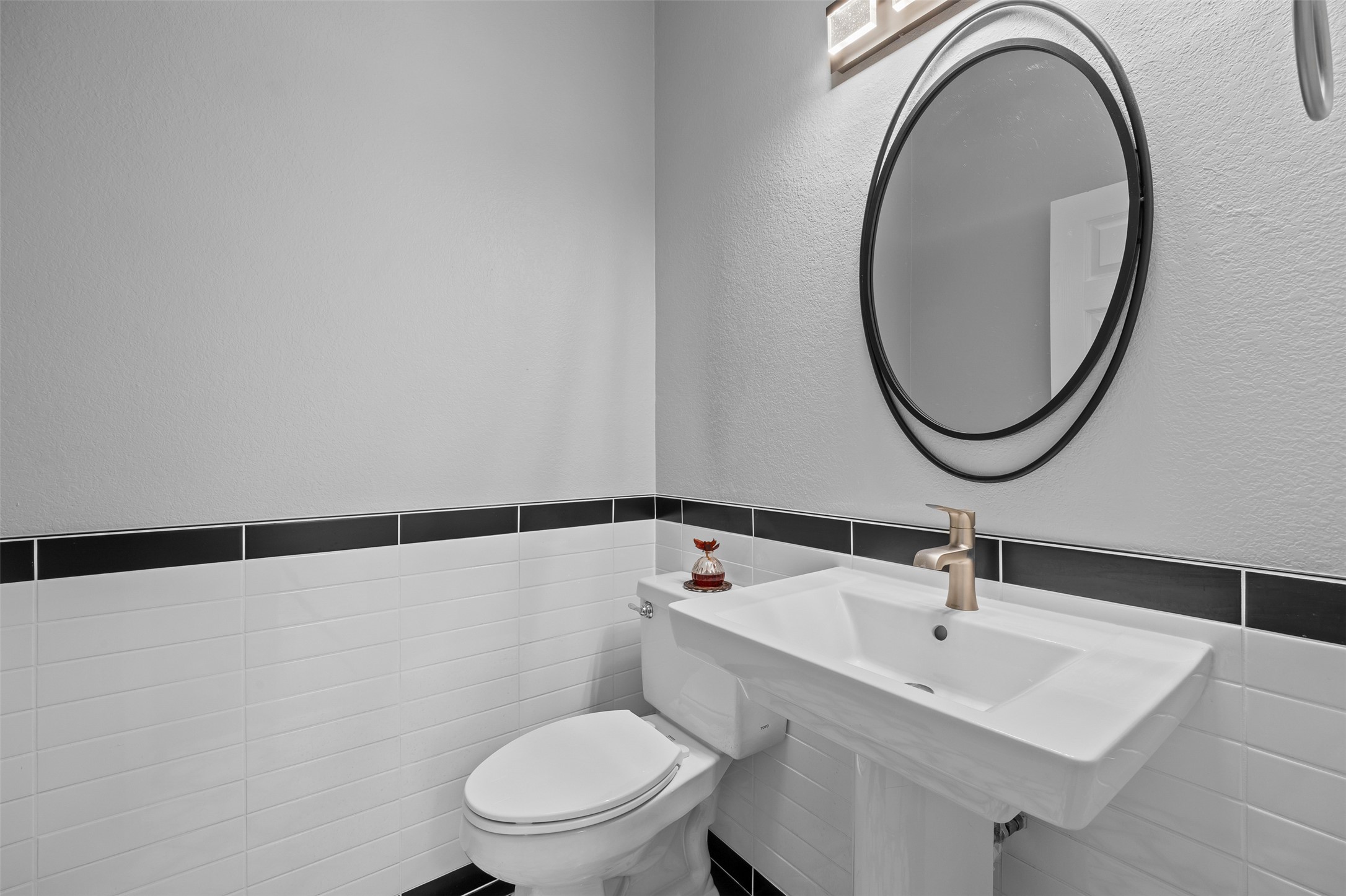 144 Stetson Trail Georgetown, TX 78633 - Photo 30 of 39 a bathroom with a toilet a sink and a mirror