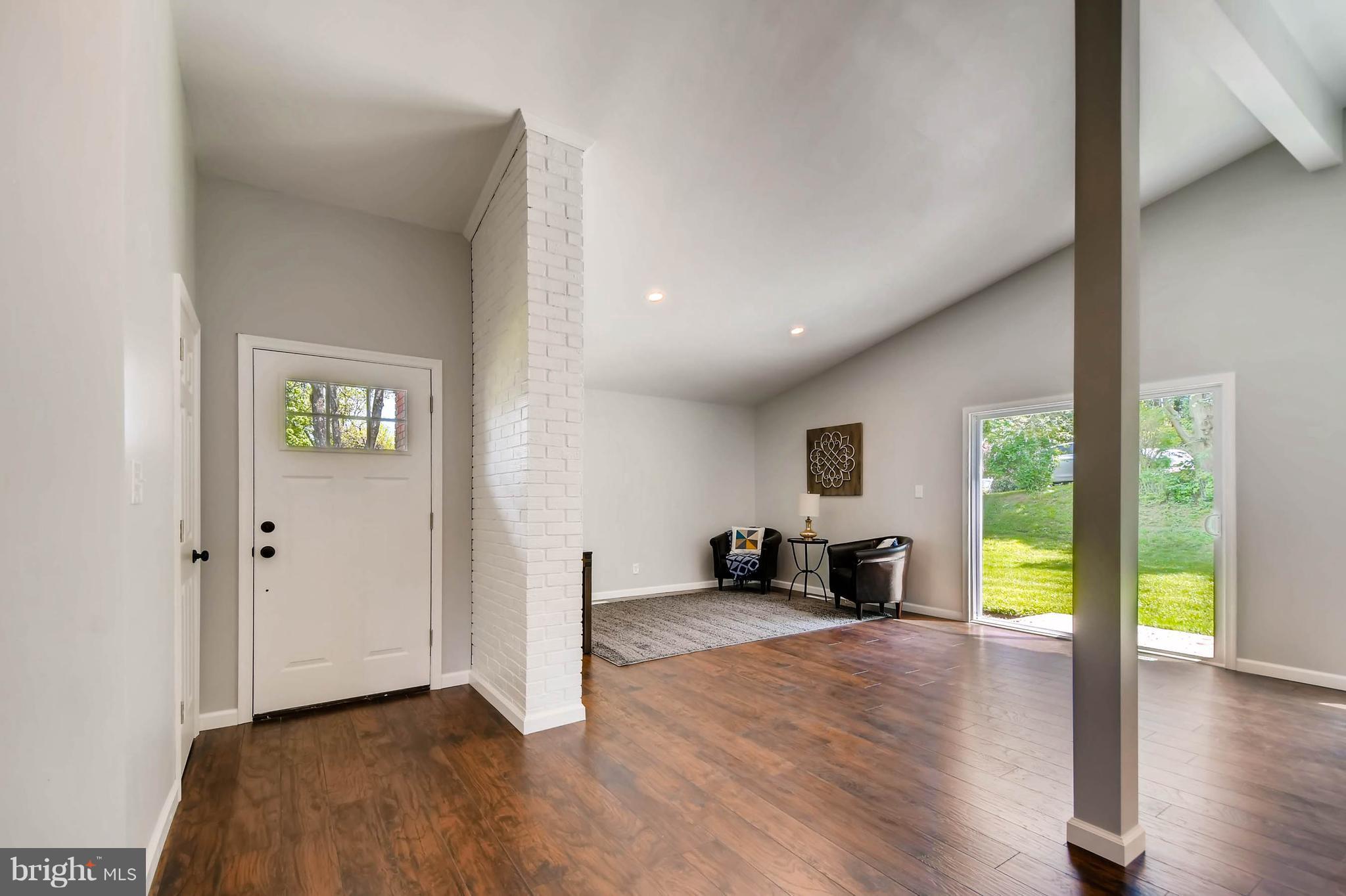4707 Maryknoll Road Baltimore, MD 21208 - Photo 5 of 29 Welcoming foyer
