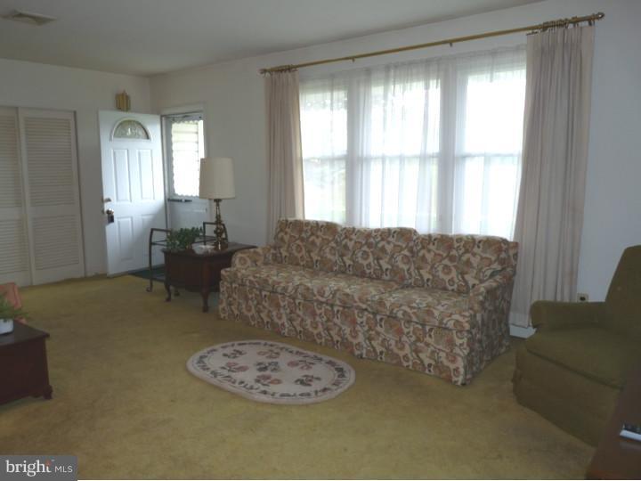 109 Crozerville Road Aston, PA 19014 - Photo 4 of 19 Living Room