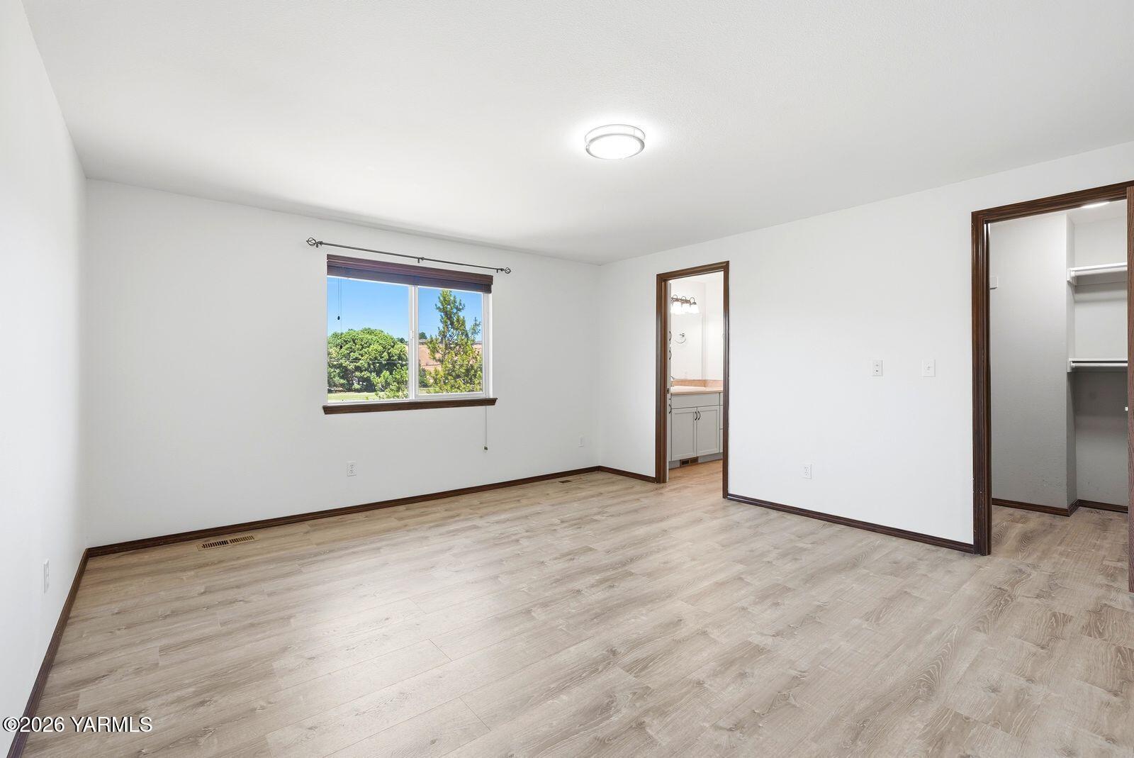 241 Knoll Road Yakima, WA 98908 - Photo 22 of 43 Primary Suite Main Floor